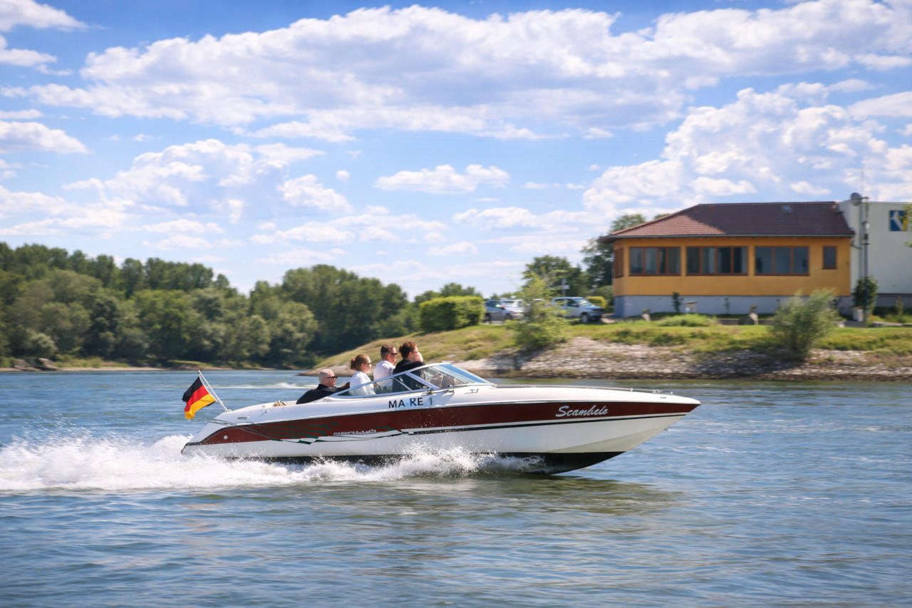 Schnellboot auf dem Rhein bei schönem Wetter