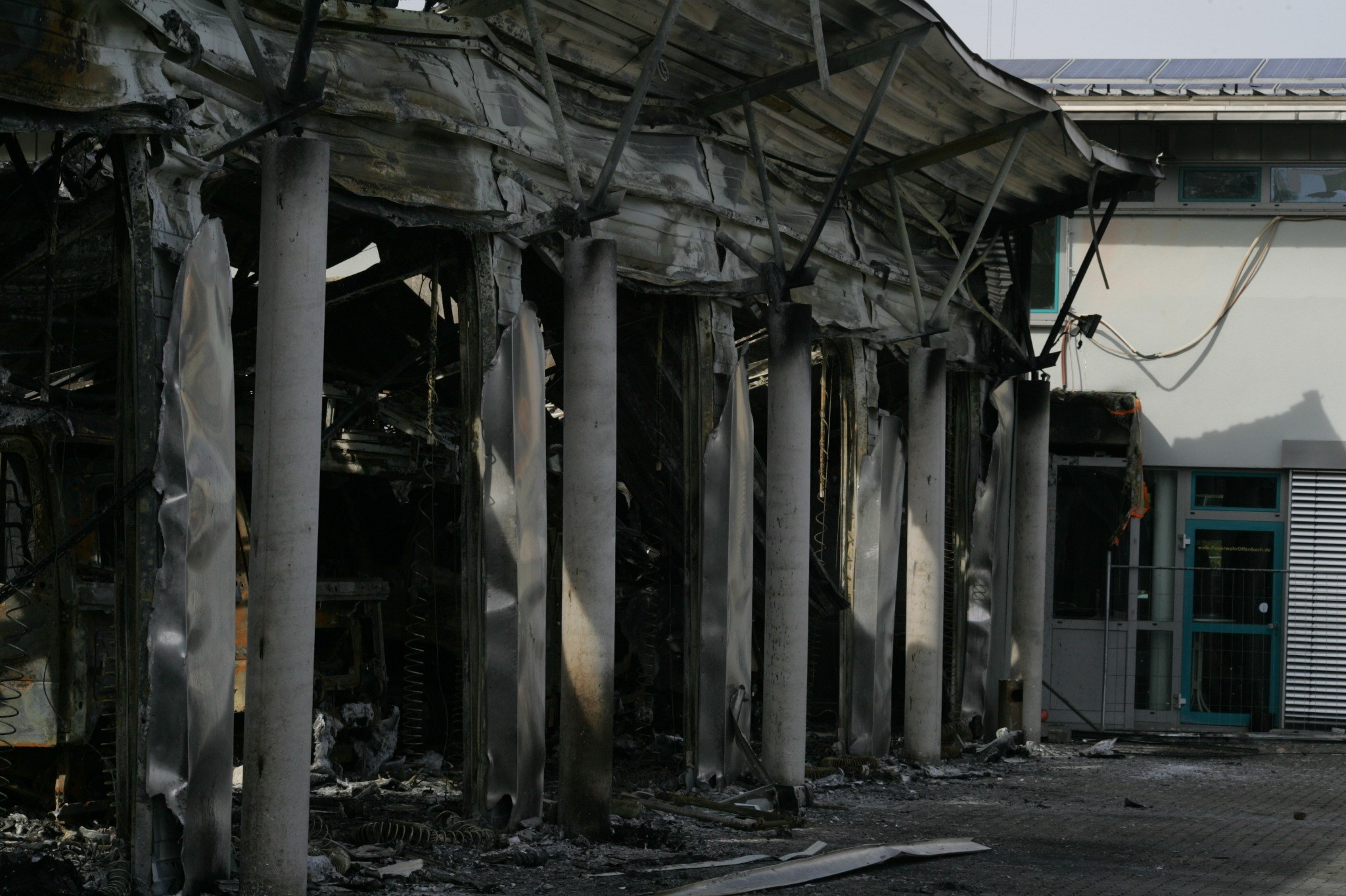 Ausgebrannte und schwer beschädigte Fahrzeughalle der Feuerwehr Offenbach an der Queich nach dem Großbrand vom 28. September 2026.